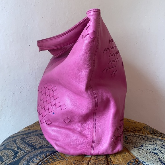 BOTTEGA VENETA | Hot Pink Summer Totebag - Picture 2 of 13